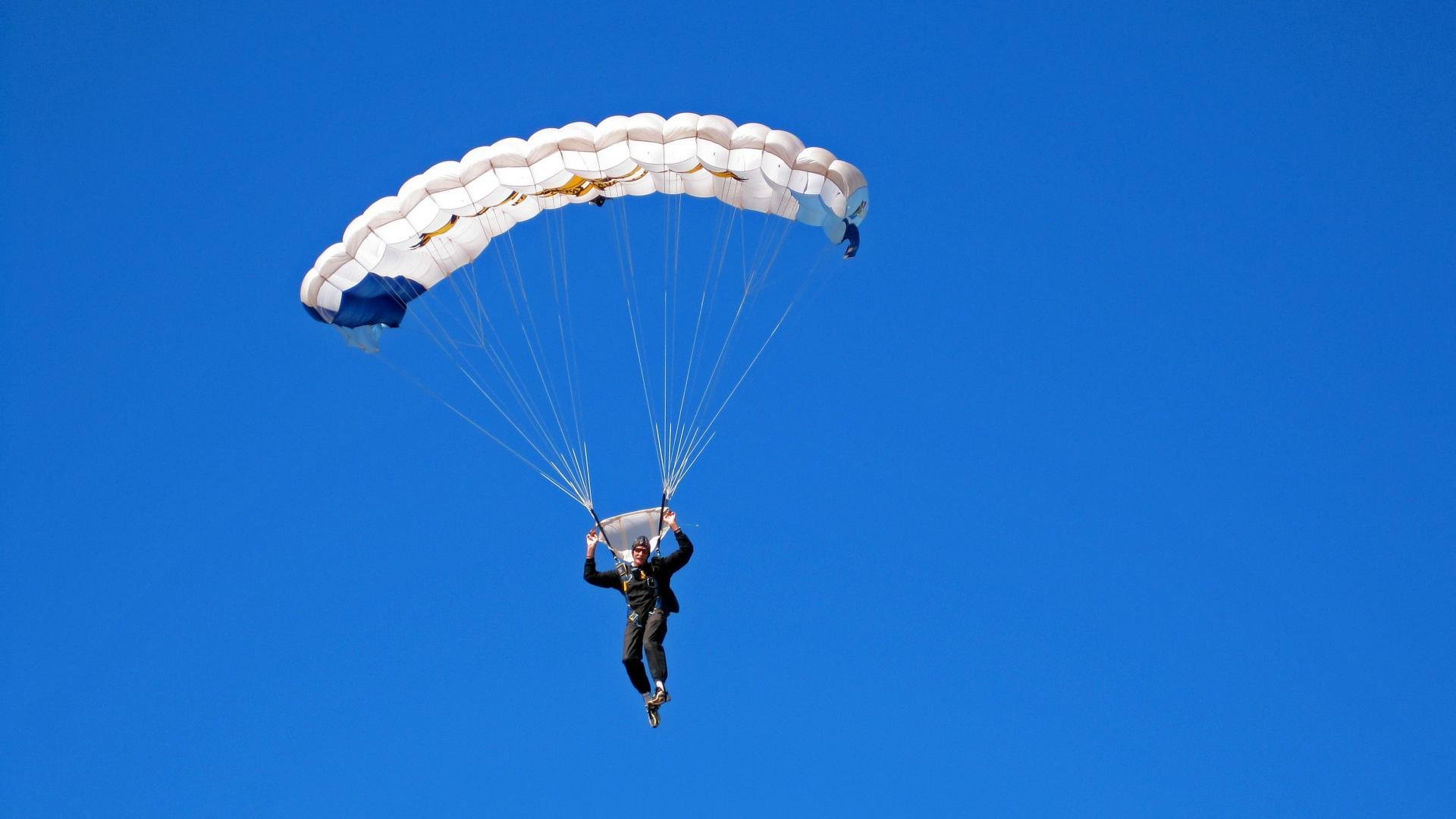 历史性时刻：首次在湿滑赛道中夺冠