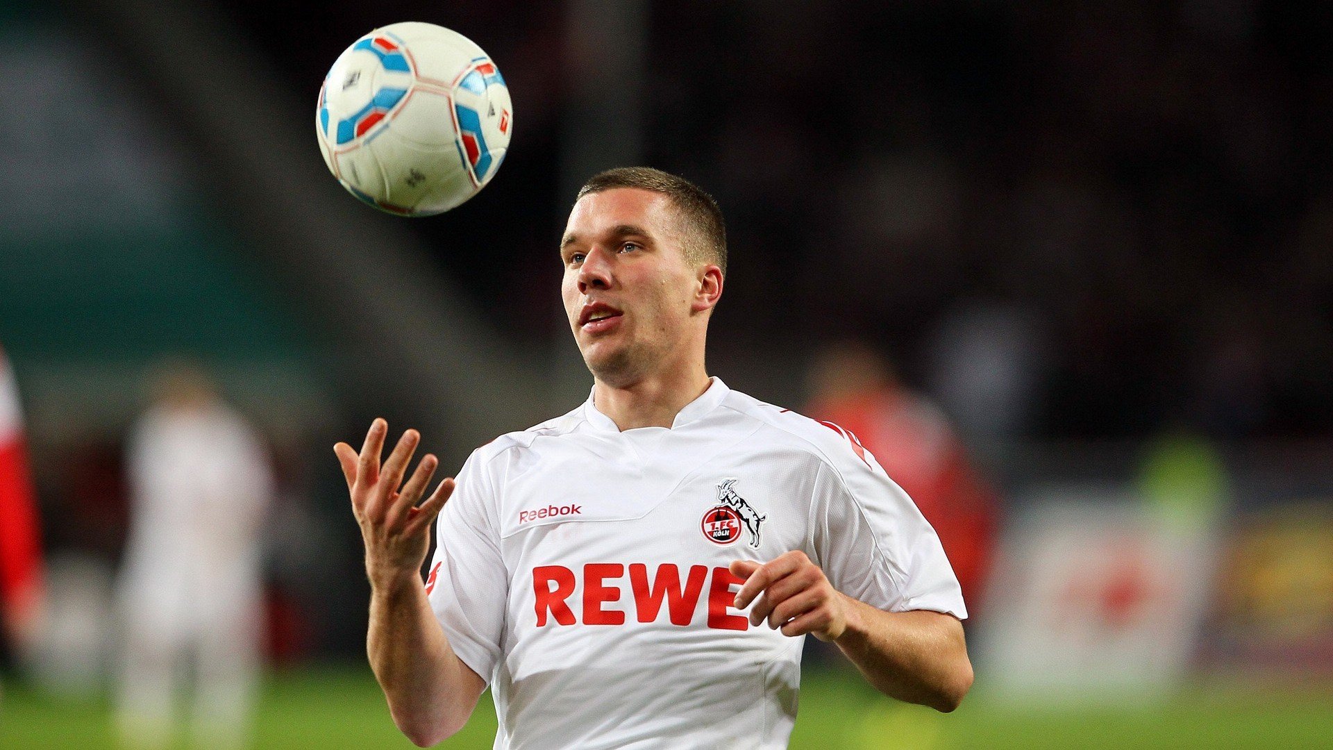 球员在比赛中展现出高超的个人技术，描述赛场上的球员