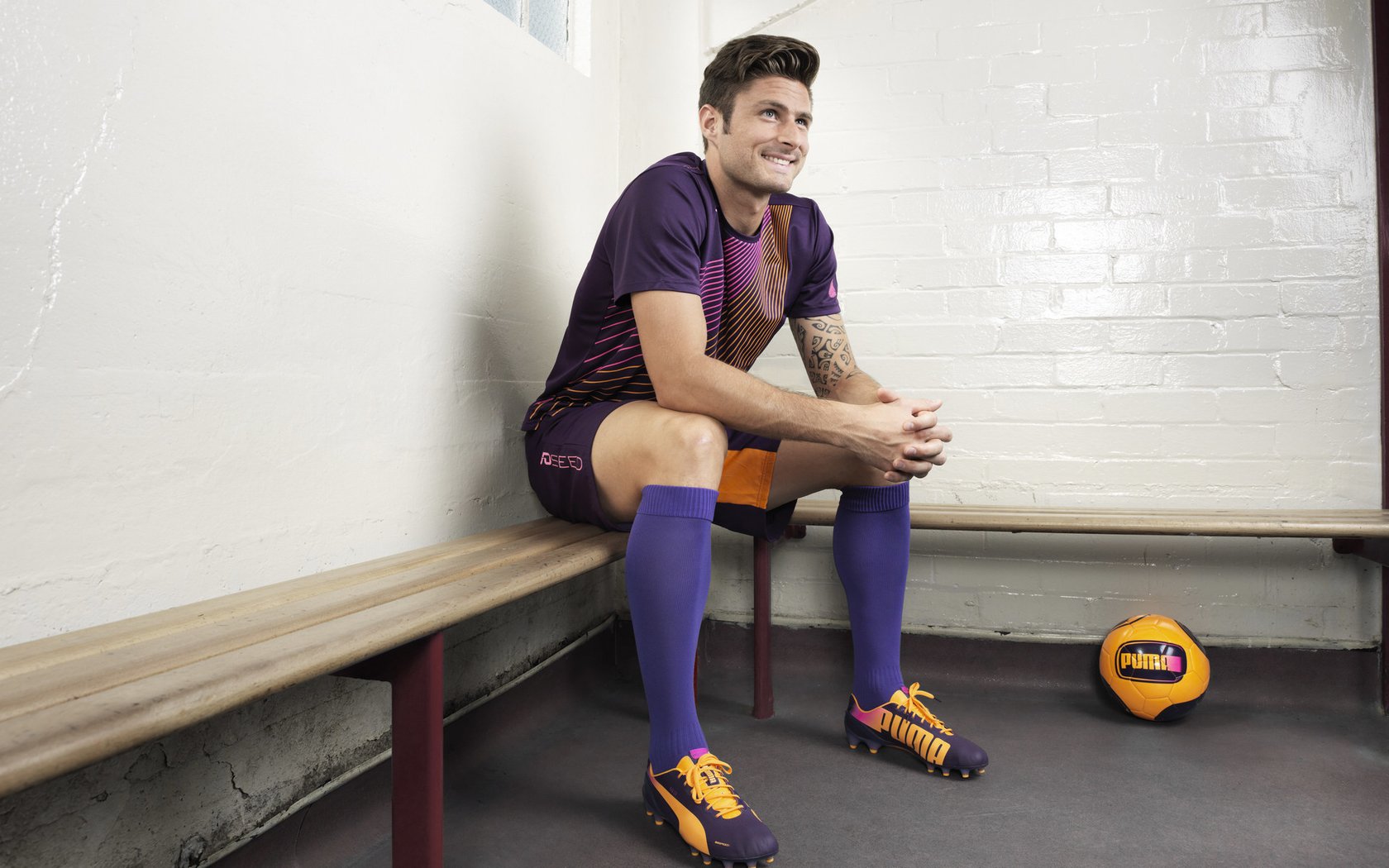 足球赛场上展现精湛技艺，赛况引人入胜，足球赛赛场上的